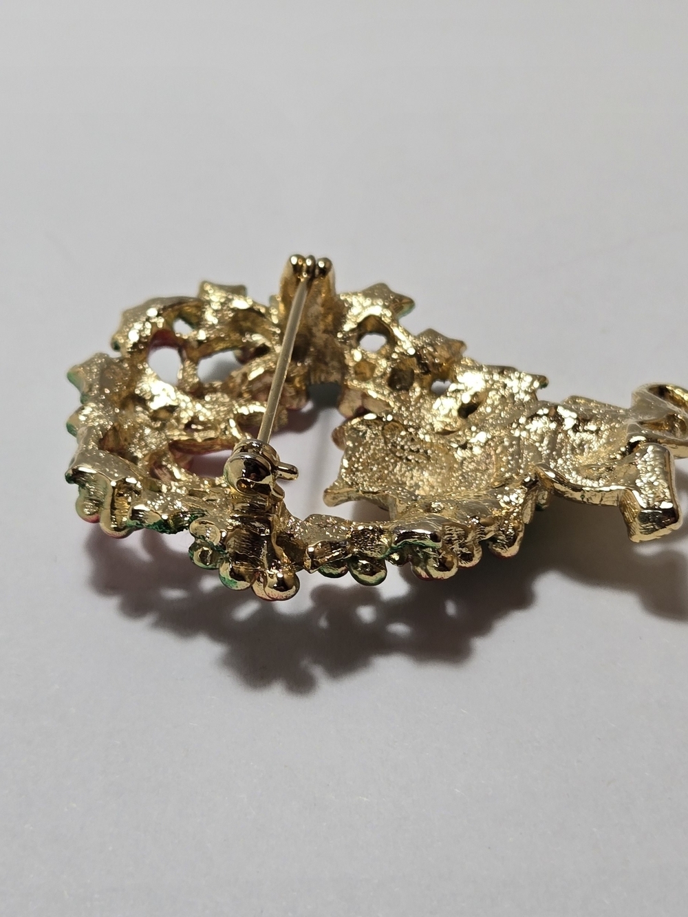 AJC Gold Cat Wreath Holiday Brooch - Green and Red Enamel - Picture 8 of 13